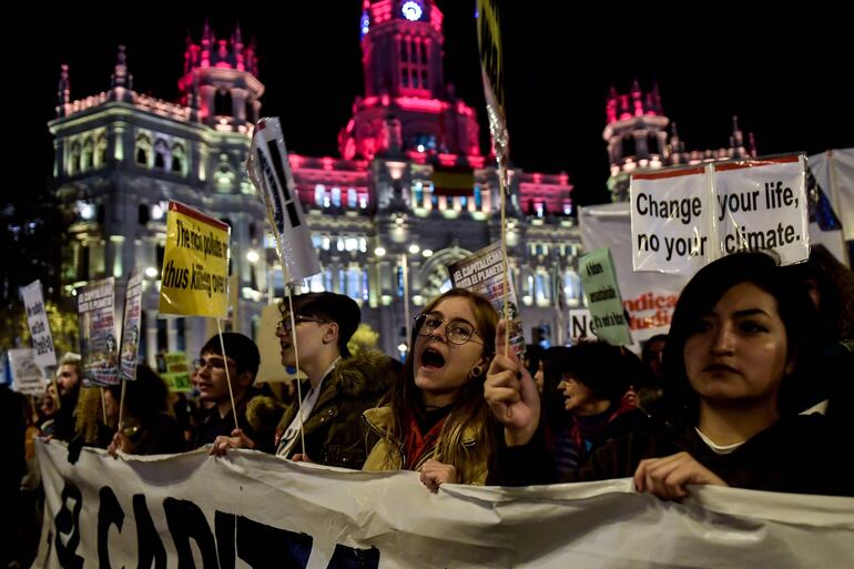 Una marcha masiva en Madrid para demandar acciones urgentes por la crisis climática.