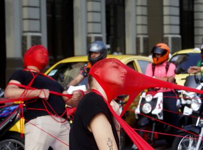 Colectivos feministas realizan una performance para rechazar la violencia de género, en Medellín (Colombia).