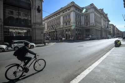 Una semidesértica Vía del Corso, en el centro de Roma.
