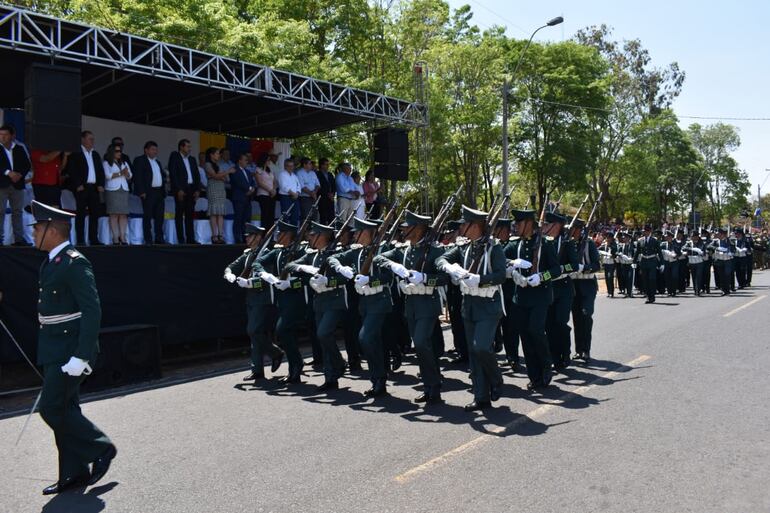 Del desfile oficial participaron autoridades oficiales y varios sectores de la comunidad.