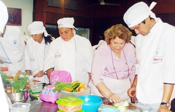 la-prof-deyma-de-kerling-blusa-rosa-durante-una-de-las-clases-de-gastronomia-que-imparte-en-su-instituto--205622000000-1677930.jpg