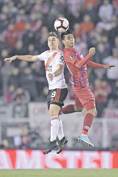 El duelo aéreo del lateral zurdo azulgrana Santiago Arzamendia con el atacante colombiano de River Plate, Rafael Santos Borré.