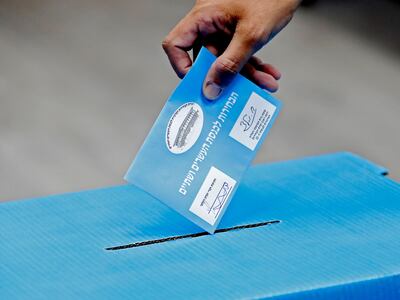 Un hombre deposita su voto en una urna en la localidad de Rosh Haayin, Israel, este martes.