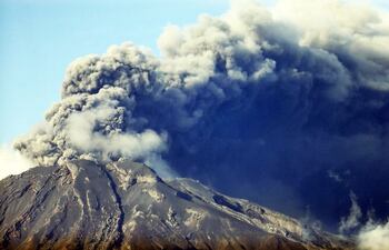 vista-de-la-erupcion-de-cenizas-del-volcan-calbuco-desde-puerto-varas-en-la-region-de-los-lagos-afp-200727000000-1323602.jpg