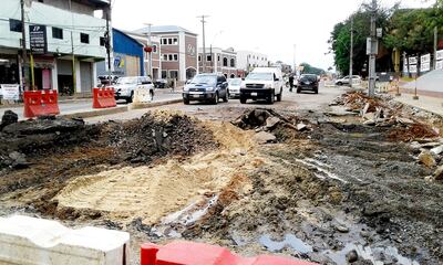 Así de desastrosas quedaron las zonas de trabajo del metrobús en Fernando de la Mora, donde el municipio sí les permitió entrar.