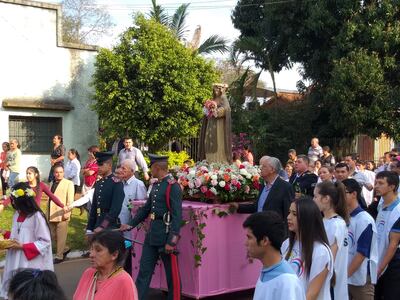 Los fieles católicos participaron de la procesión en honor a Santa Rosa.