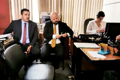 Marcos Estigarribia y Álvaro Arias, en la Fiscalía. Pidieron que le convoquen a una indagatoria a su cliente Dalia López.