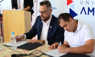 El intendente firma la recepción de los proyectos.