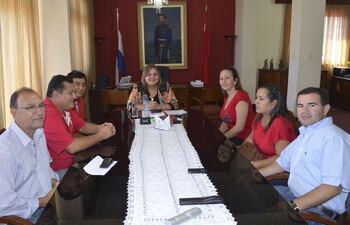 delegacion-de-presidente-franco-encabezada-por-la-intendenta-interina-blanca-acuna-en-reunion-con-lilian-samaniego-en-la-anr--220751000000-509865.jpg