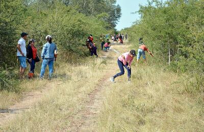 Los invasores ingresaron al predio munidos de  machetes, asadas y otros implementos.