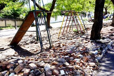 Uno de los parques infantiles situados en el paseo de la avenida  Estados Unidos  está abandonado y con el  piso  destrozado.
