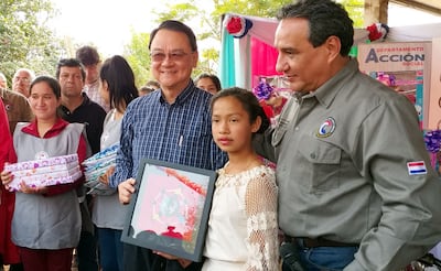 El embajador de Taiwán, Diego L. Chow, y el gobernador de Central, Hugo Javier González, agasajaron a los niños en Limpio.