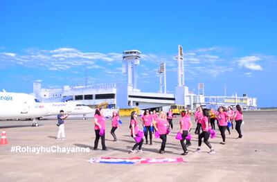 Fans de Chayanne, en el aeropuerto Silvio Pettirossi.