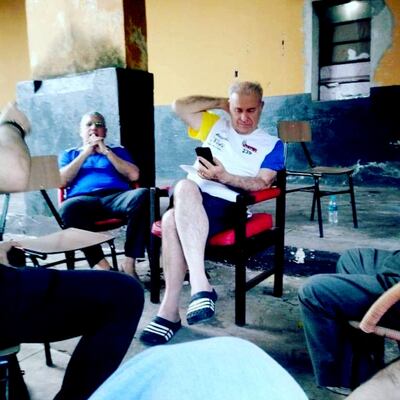 Ramón González Daher fue fotografiado con un teléfono celular dentro de la Agrupación Especializada. Según fuentes, de esta manera sigue controlando sus préstamos usurarios.