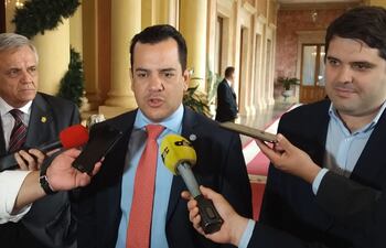 El ministro Rodolfo Friedmann y José Carlos Martín Camperchioli, titular de Senacsa.