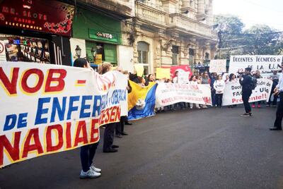 Docentes universitarios de la UNA en huelga se manifestaron ayer ante la sede del Ministerio de Hacienda exigiendo la nivelación salarial.
