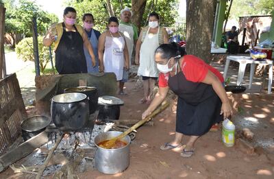 Tallarín dominguero. Las cocineras voluntarias prepararon el menú para la comunidad.
