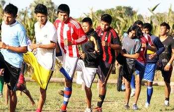 aborigenes-maka-realizan-ejercicios-previos-a-un-partido-de-entrenamiento-en-la-cancha-que-poseen-en-la-localidad-de-remansito-en-el-departamento-de-223347000000-1330077.jpg