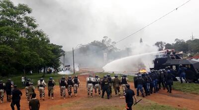 Las fuerzas policiales reprimieron a los productores que cerraron la Ruta  2, con el objetivo de garantizar la libre circulación de los ciudadanos.