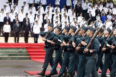 Mario Abdo Benítez (c) junto con Hugo Velázquez y el comandante de las FF.MM. (der.),  Gral.  Eladio González Aguilar, observan el desfile de honor de los cimeforistas del Ejército. Fue ayer a la mañana en el cuartel del  CIMEE, de Mariano Roque Alonso.