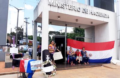 Los adultos mayores tomaron la sede  del Ministerio de Hacienda para exigir el cobro de la pensión para la tercera edad.