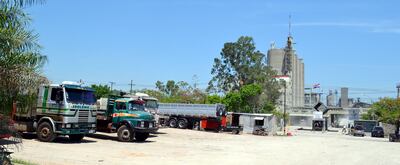 Varios camioneros indicaron ayer que debieron salir de la planta de lNC en Villeta sin poder retirar sus cargas de cemento.