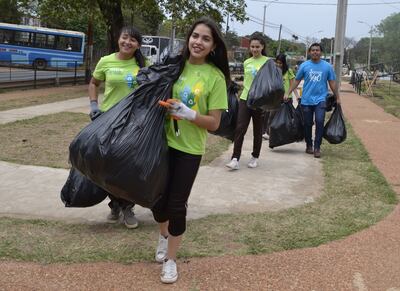 Un grupo de jóvenes juntó basura en bolsas, en Ñemby.