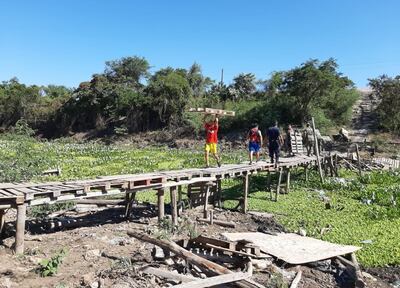 Agentes policiales y militares en plena destrucción de pasos clandestinos en la zona de Nanawa, a pedido de la intendencia.