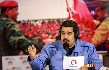 nicolas-maduro-en-su-programa-transmitido-por-radio-y-television-el-chavismo-en-venezuela-ha-ido-copando-los-medios-de-comunicacion--202438000000-1123031.jpg