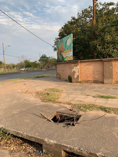 Pozo sobre la vereda en Asunción.