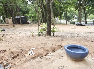 Hasta un inodoro al aire libre quedó tras la última  ocupación de los damnificados en el Parque Caballero.