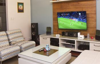 en-esta-sala-se-realizo-una-reforma-que-introdujo-mas-claridad-logrando-una-deco-clean-ideal-para-ver-los-partidos-de-futbol-con-la-familia-los-cam-203634000000-1728074.jpg
