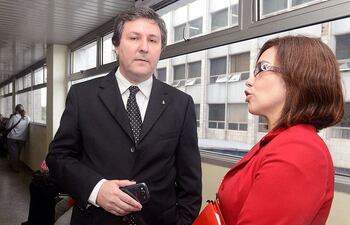 el-exministro-rafael-filizzola-y-la-abogada-alba-zaracho-en-tribunales--204258000000-1330333.jpg