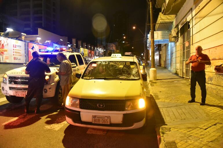 El taxi que estuvo implicado en el accidente.