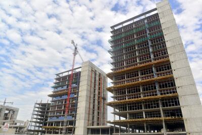 En las oficinas de gobierno avanza la colocación de cristales.