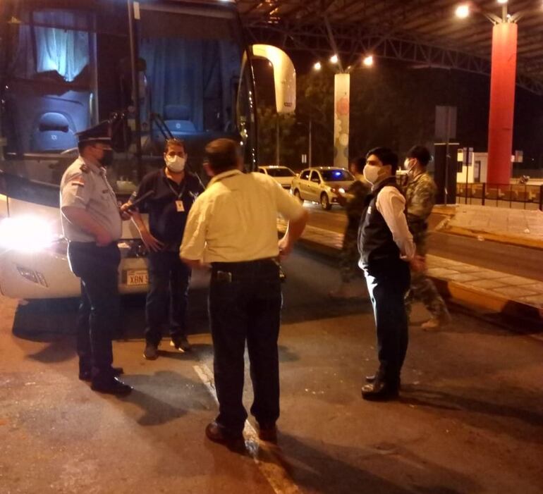 El doctor Hugo Kunzle (derecha) conversa con otras autoridades durante el operativo de traslado.