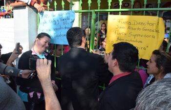 El MEC decidió trasladar al director de la Escuela Básica N° 299, “Asunción Escalada” por denuncias de acoso laboral.