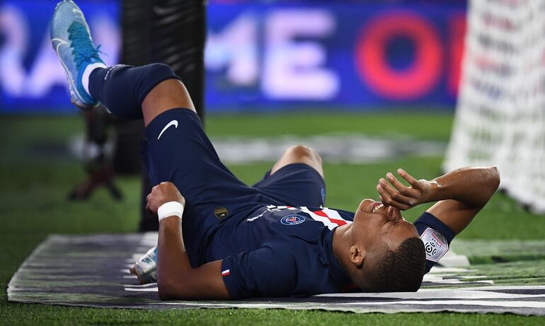 Mbappé sufrió un desgarro según medios franceses.