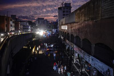 Una multitud reunida en una calle de Caracas durante el apagón del lunes.