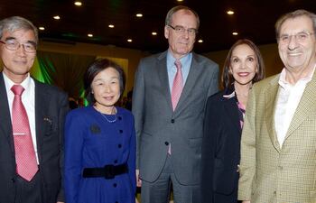 embajador-de-japon-yoshihisa-ueda-yumi-de-ueda-embajador-de-alemania-claudius-fischbach-alejandra-mastro-y-el-dr-claude-robert-ellner--195443000000-1488689.jpg