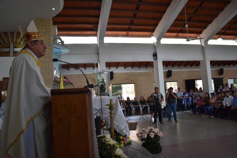 Valenzuela exhortó a los presentes a convertirse en contralores de los casos de corrupción.