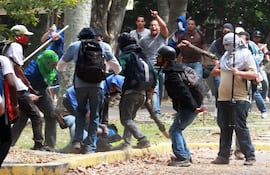 miembros-de-un-colectivo-chavista-patean-y-golpean-con-palos-a-un-estudiante-caido-en-el-campus-de-la-universidad-central-de-venezuela-durante-una-p-202549000000-1067150.jpg