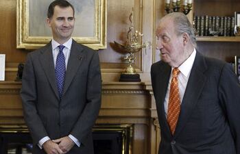 el-rey-juan-carlos-de-espana-y-el-principe-felipe-durante-un-encuentro-en-madrid-efe-202120000000-1036227.jpg