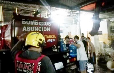 Los bomberos voluntarios de Asunción y Luque y  los vecinos del barrio Tacumbú ayudaron anoche a los funcionarios de la Essap en la provisión de 11.000 litros de agua potable en la penitenciaría.