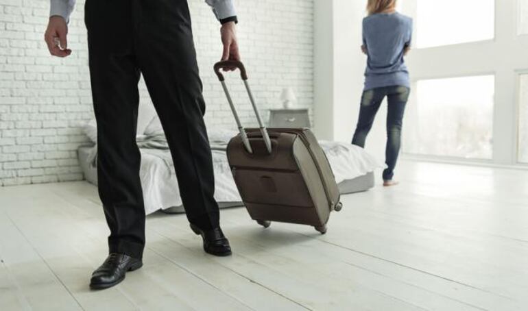 Padre o madre "no conviviente" es el término utilizado por la Justicia para definir al progenitor que no vive con el niño, sea por la razón que sea, y debe cubrir suficientemente su sustento.