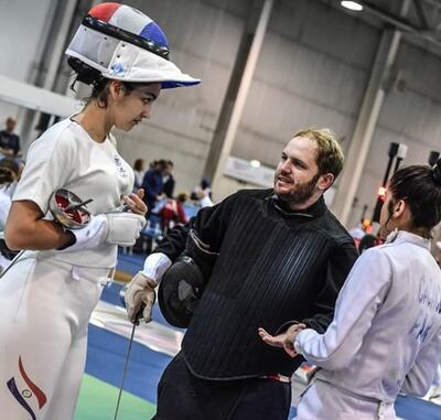Montserrat Viveros (izquierda) tuvo una muy buena presentación en el Mundial de Esgrima en Hungría.