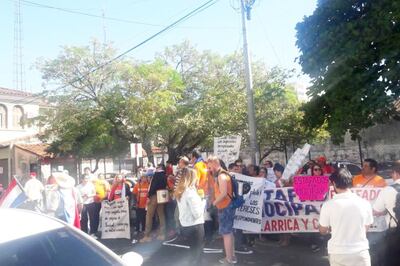 Personas que denuncian haber sido estafadas se manifiestan y exigen justicia.