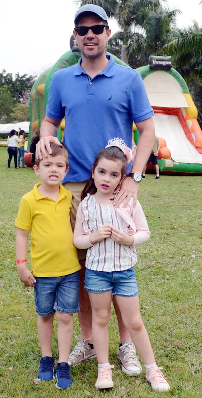 Juan Carlos y Piero Corina con  Paula Sallustro.