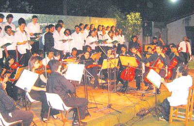 Celso Bazán al frente del coro y orquesta de su escuela. Hoy le rendirán tributo.