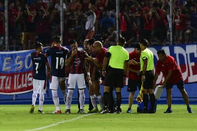 Arce aprovecha el momento de hidratación para charla con sus dirigidos.